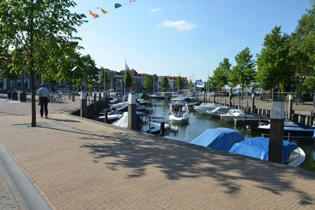 De Oude Tol: de haven van Oud-Beijerland aan het Spui, dichtbij het startpunt