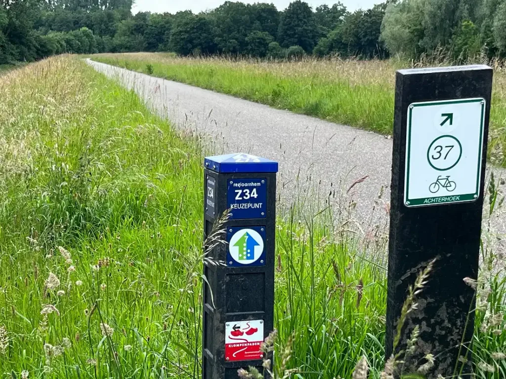 Fietsknooppunten: knooppuntbord met nummers langs een Nederlands fietspad