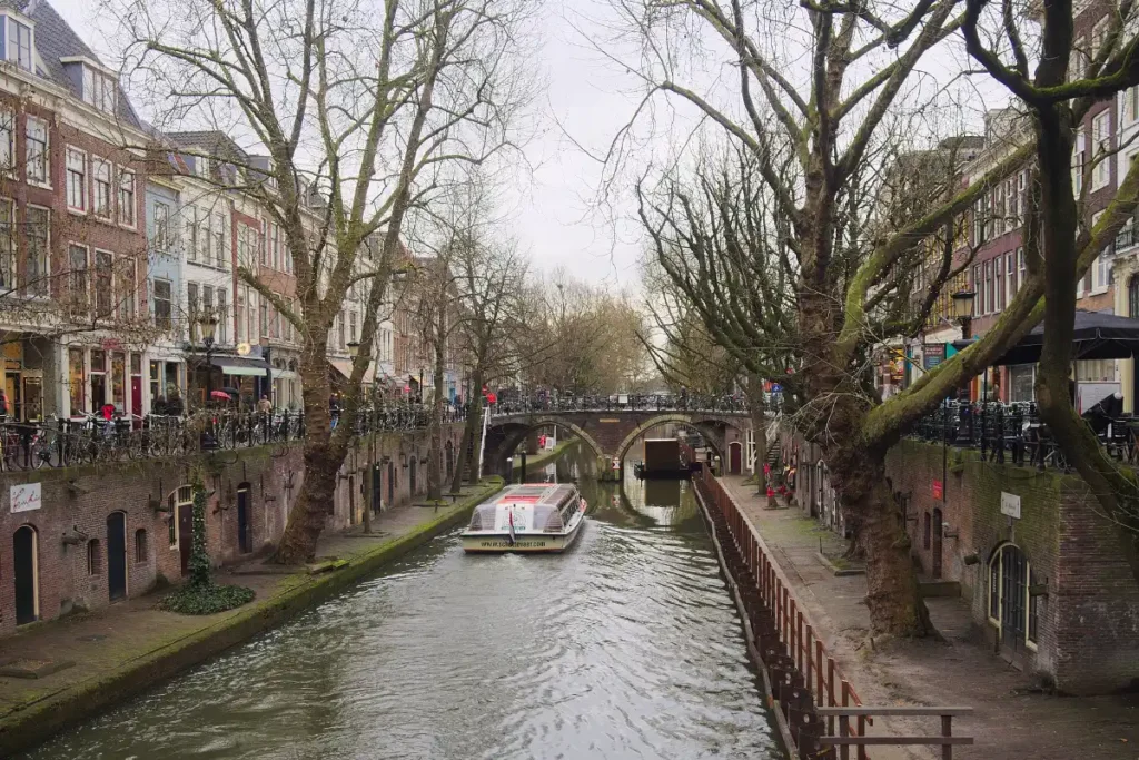 Fietsroutes in Utrecht beginnen vaak langs de Oudegracht met de werfkelders