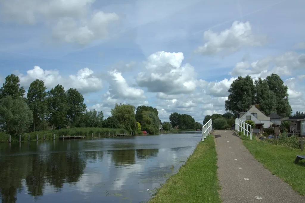 Fietsroutes Zuid Holland: het fietspad langs de Oude Rijn bij Weijpoort