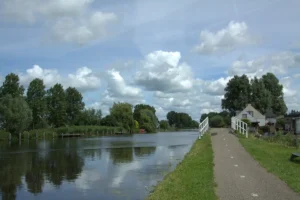 Fietsroutes Zuid Holland: het fietspad langs de Oude Rijn bij Weijpoort