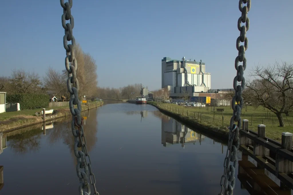 Haastrecht: de Hollandsche IJssel langs het jaagpad, startpunt van het Hollandse IJsselpad