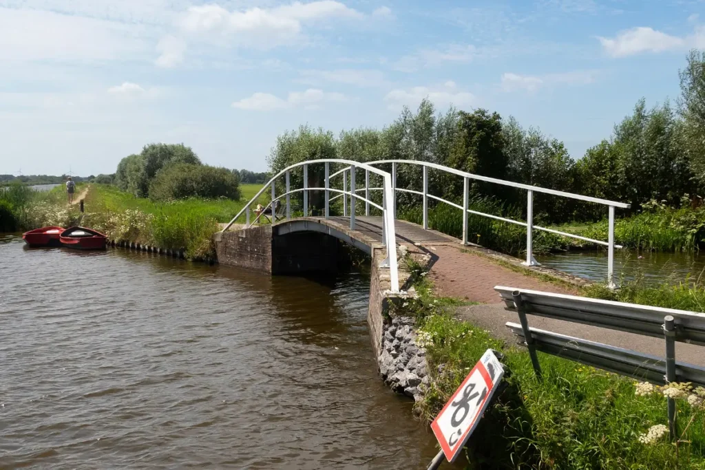Lekker onderweg route: het brugje tussen Trekkadepad en Duifpolderkade bij Maasland