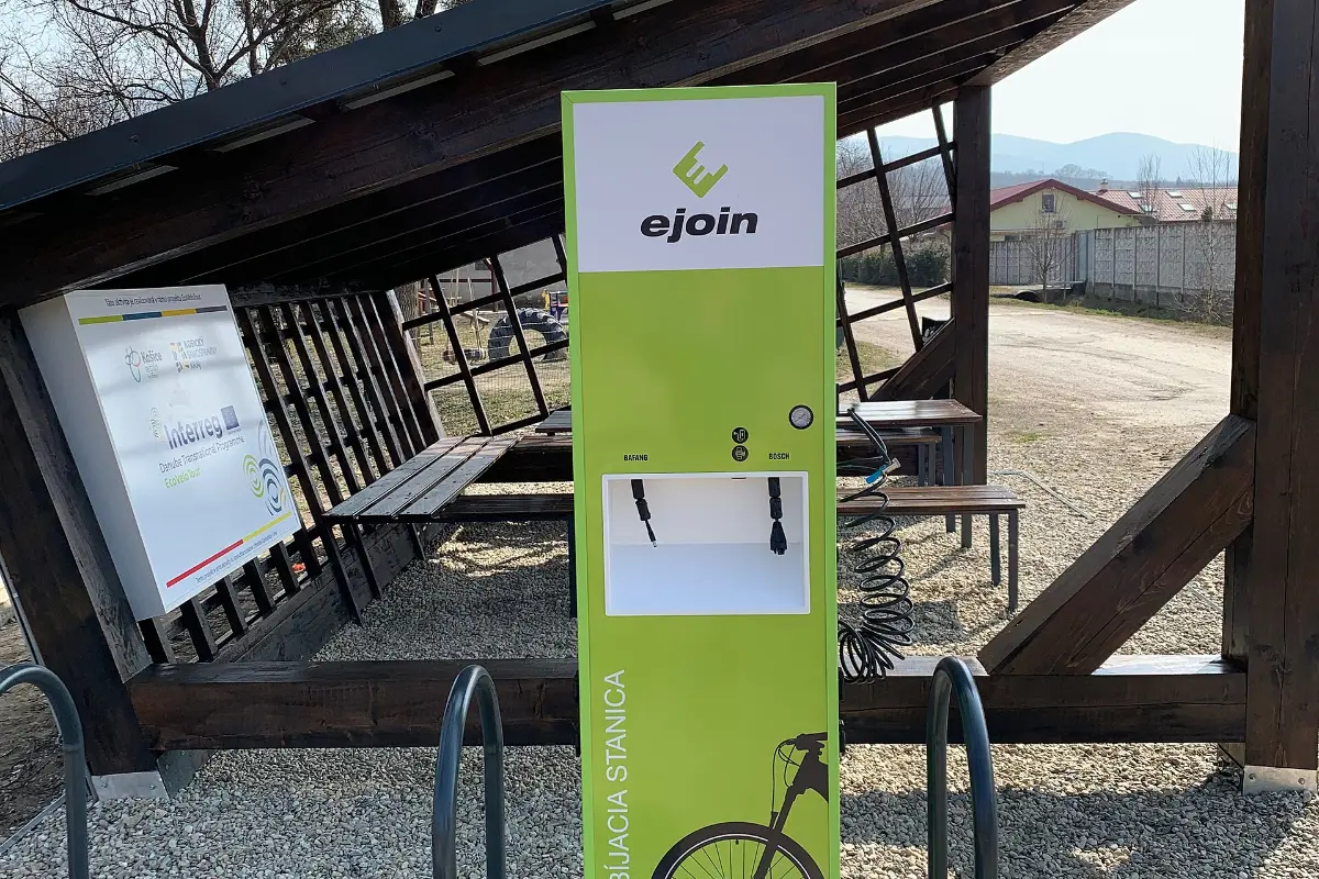Oplaadpunten elektrische fiets: oplaadstation voor e-bikes langs een fietsroute