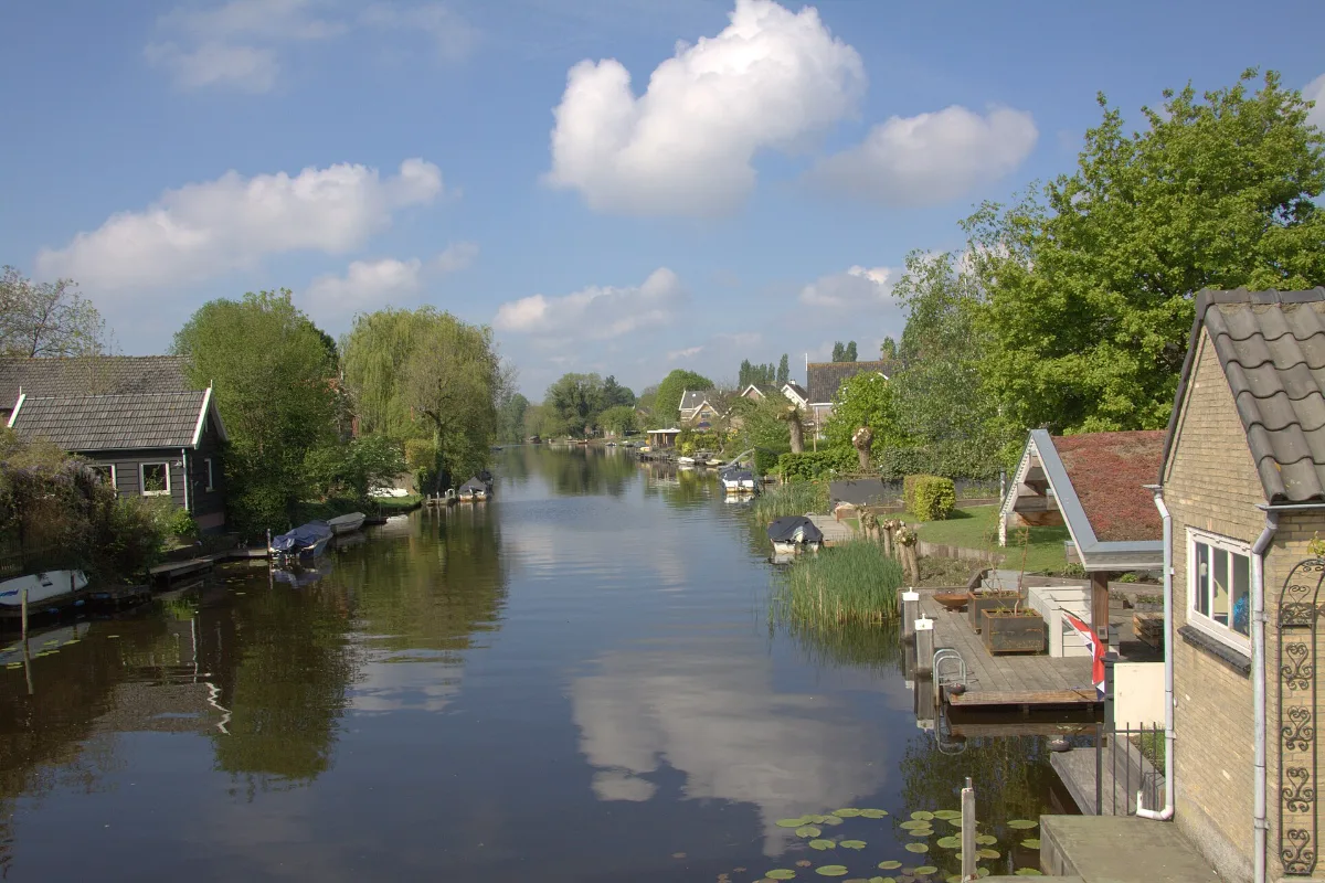 Oud-Alblas: de rivier de Alblas door het dorp, startpunt van het Oud-Alblaspad