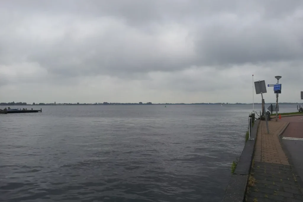 Rijnsaterwoude: het Braassemermeer bij Oude Wetering, langs de Braassemermeerroute