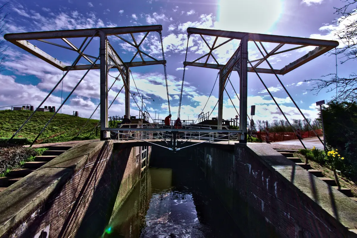 Strijensas: de hefbrug in het dorp, vlak bij de ingang van natuurgebied De Oeverlanden