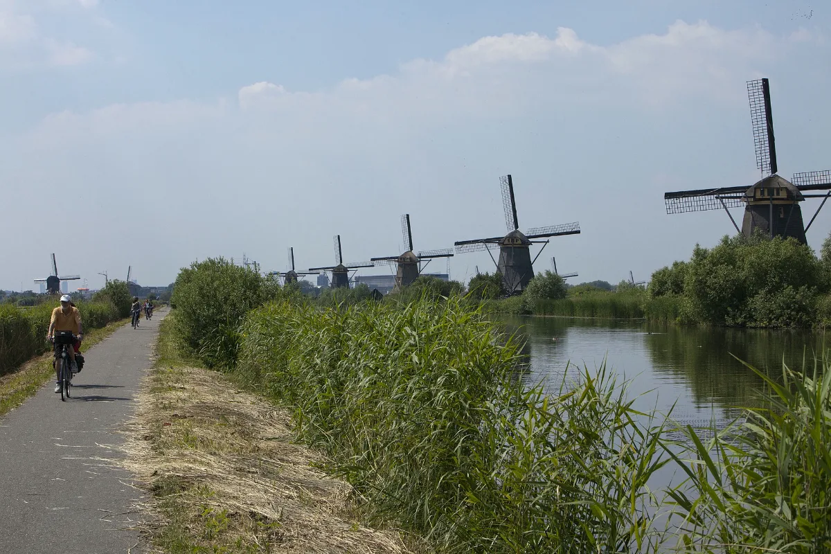 Toeristische overstappunten geven toegang tot het buitengebied, zoals de molens van Kinderdijk