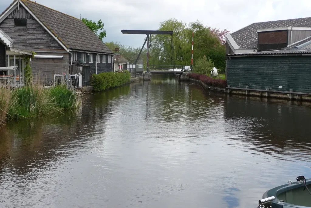 Vinkeveense Plassenroute: de fietsroute loopt langs de legakkers en plassen bij Vinkeveen