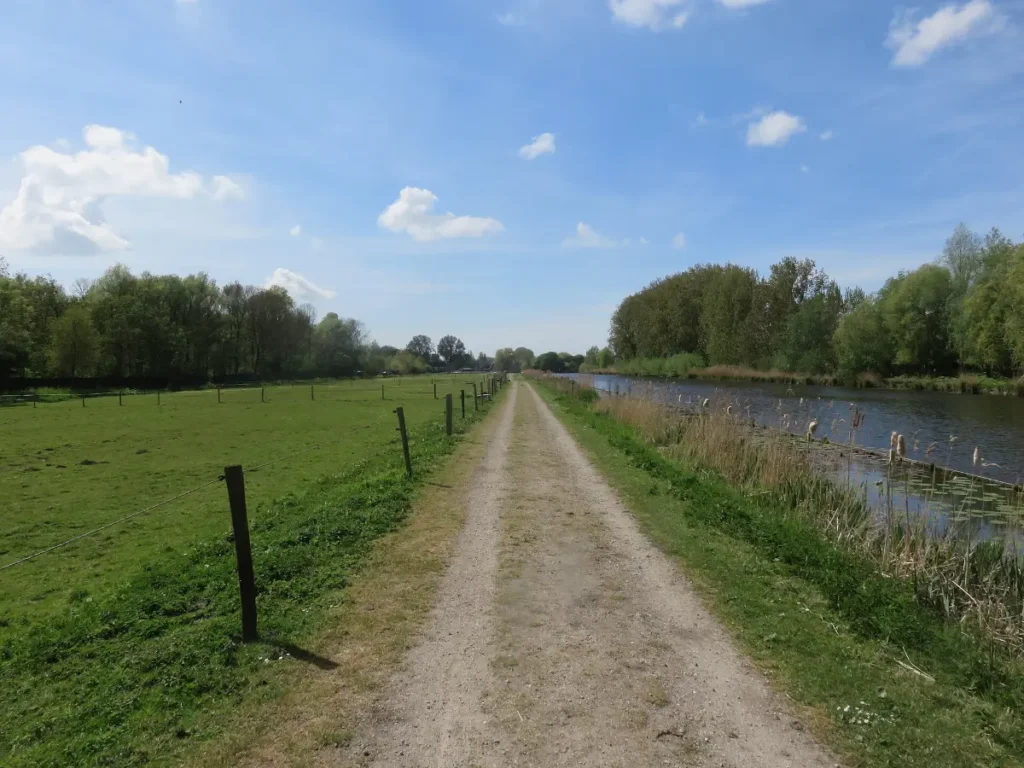 Wandelen Delft: wandelpad in het buitengebied bij de Rotterdamseweg in Delft