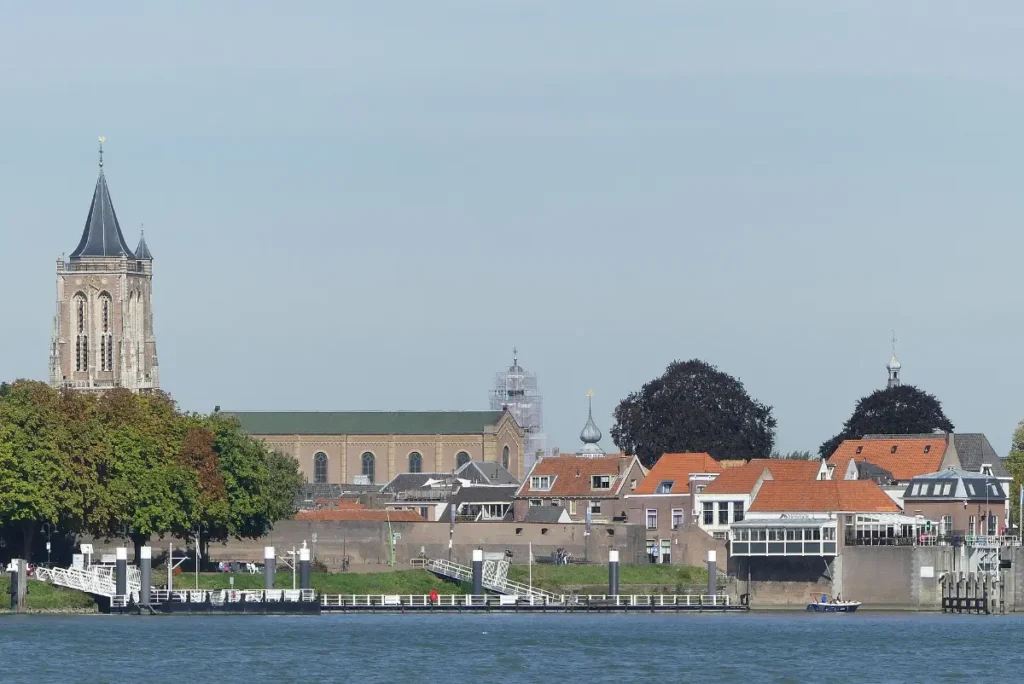 Wandelen Gorinchem: de vestingstad gezien vanaf Buiten de Waterpoort, startpunt van de wandelroutes