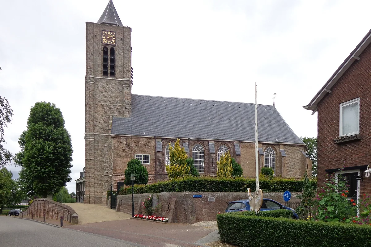 Wandelen Hoornaar: de Nederlands Hervormde kerk aan het Dirk IV Plein, tegenover het Toeristisch Overstappunt