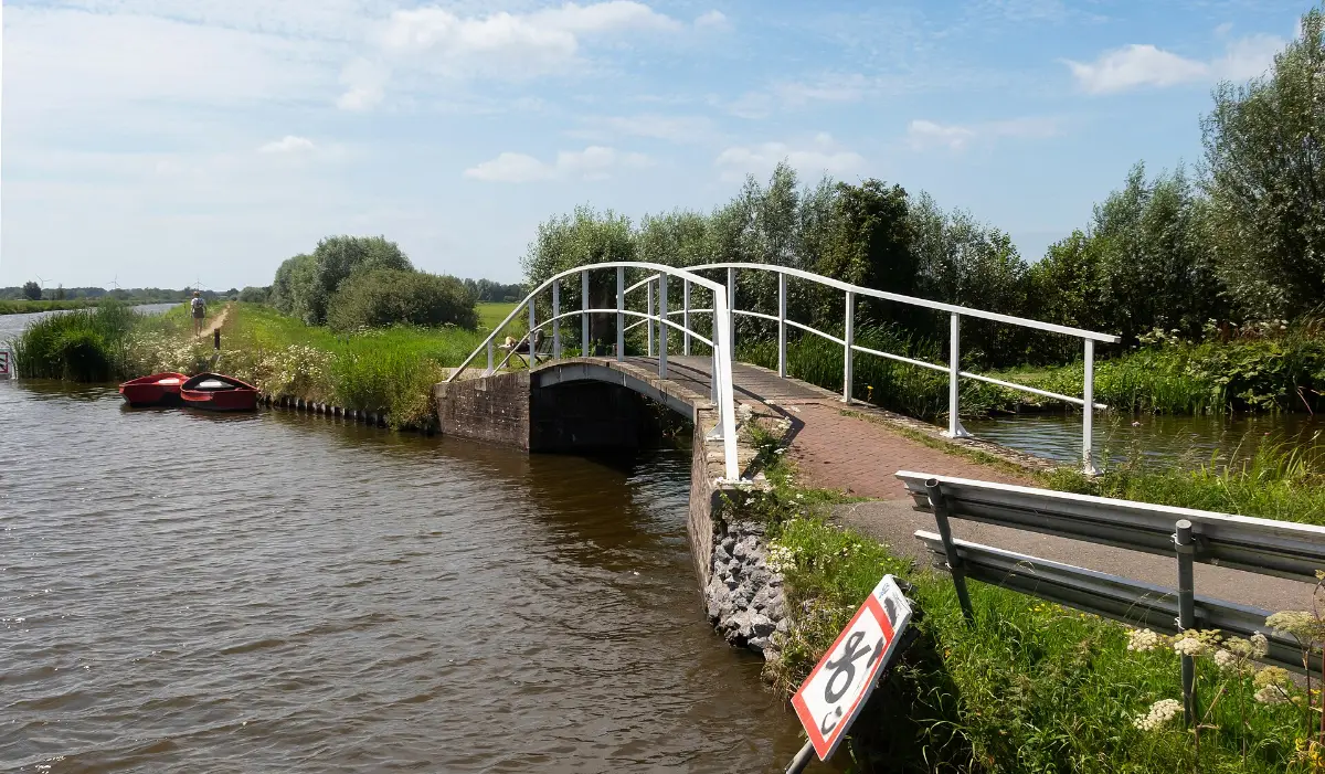 Wandelen Maasland: brugje op het Trekkadepad in Midden-Delfland bij Maasland
