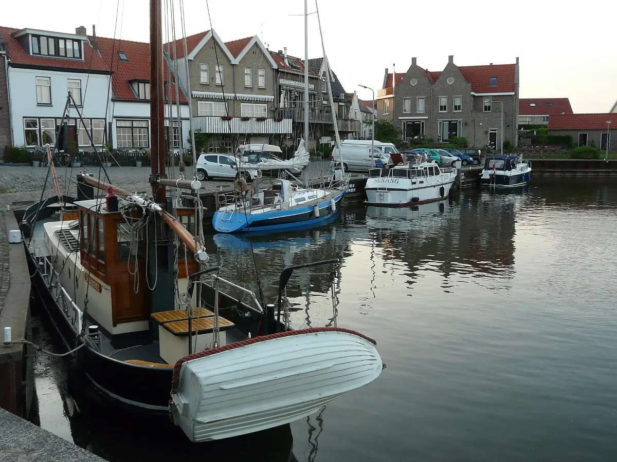 Wandelen Ooltgensplaat: de haven en het havenkanaal van Ooltgensplaat