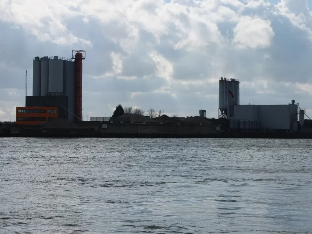 Wandelen Schoonhoven: uitzicht over de Lek bij de veerpont van Schoonhoven