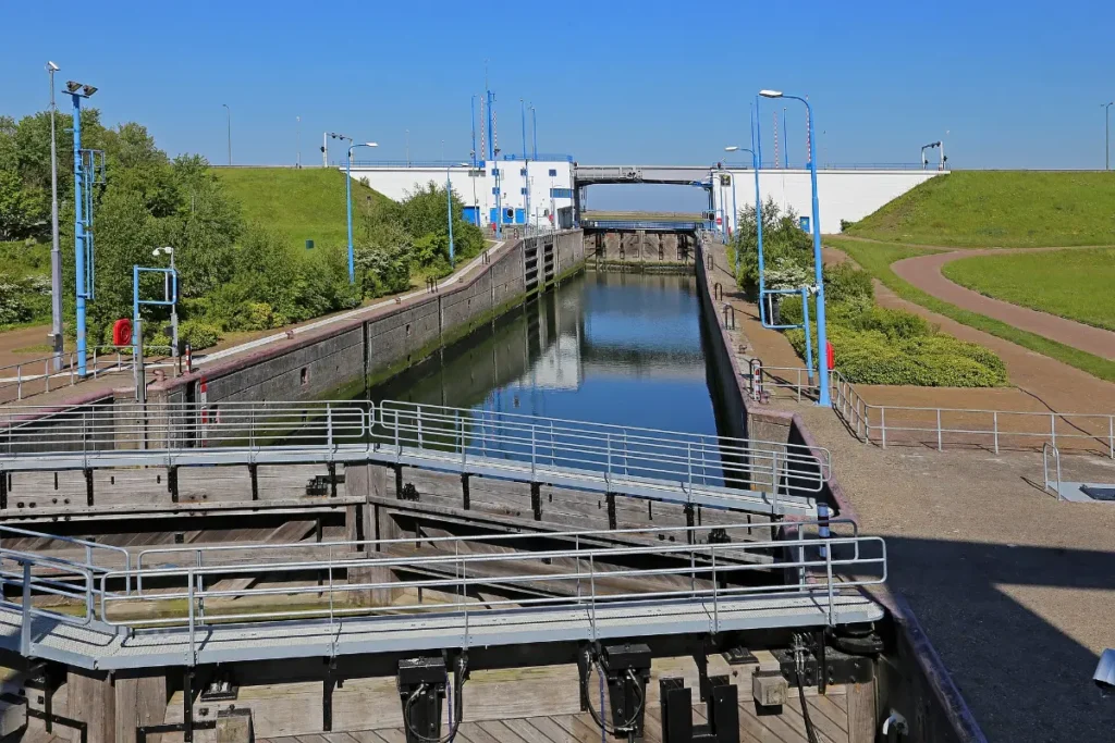 Wandelen Stellendam: de sluis en het Haringvliet bij Stellendam