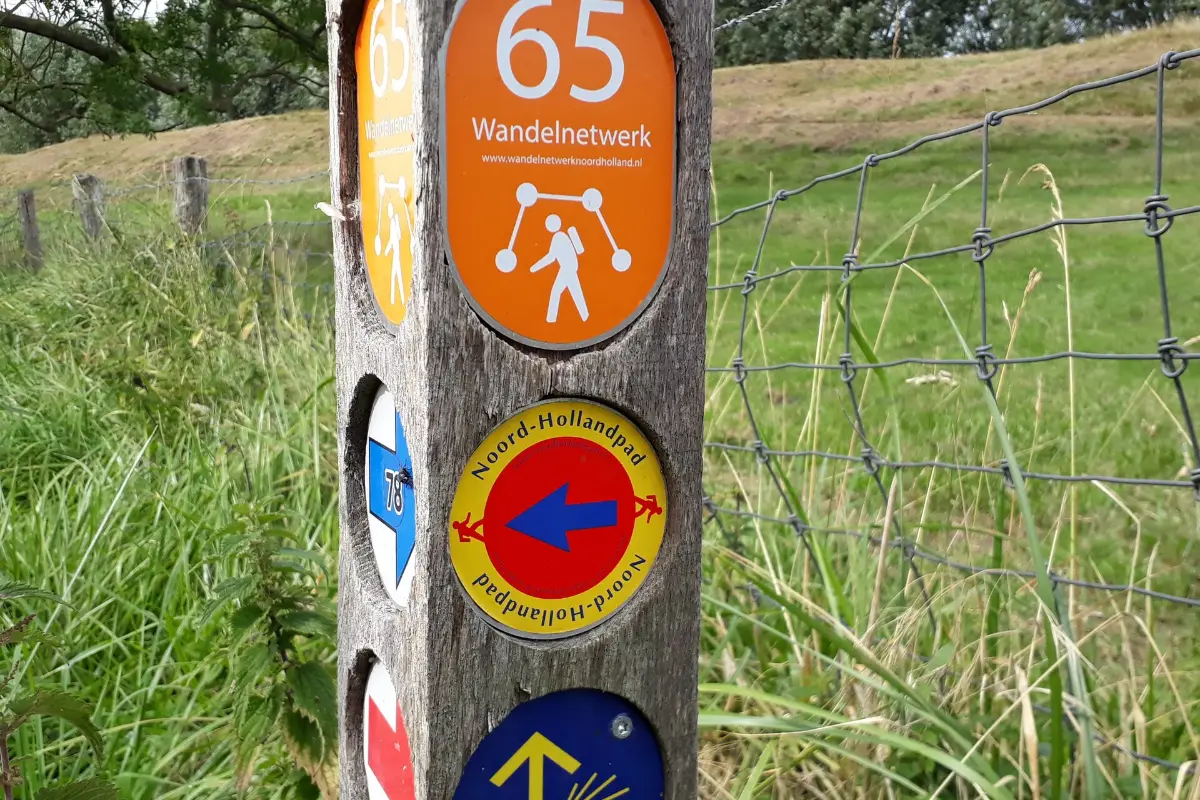 Wandelknooppunten: genummerd knooppuntpaaltje in het wandelnetwerk