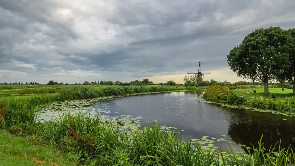 Wandelroutes Groene Hart: het riviertje de Vlist met molen in de Krimpenerwaard